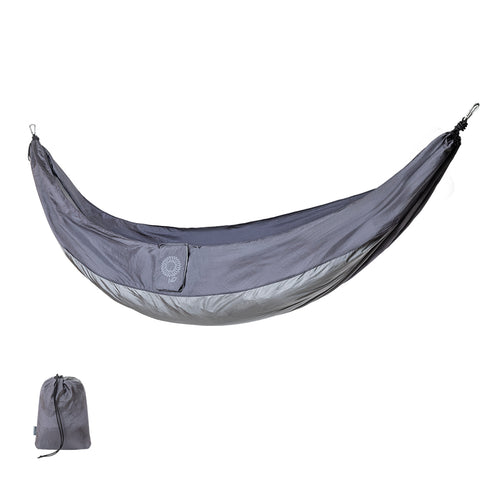Hamac en nylon recyclé résistant de 270x140cm, résultat de l’utilisation de déchets de nylon pré- et post-consommation, qui est réutilisé pour obtenir ce nouveau matériau, sans altérer ses propriétés et en...