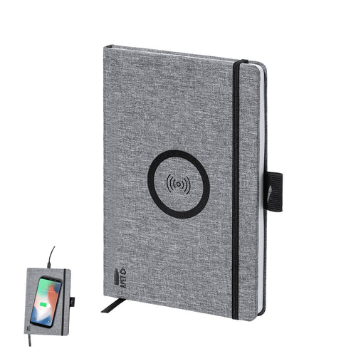 Bloc note chargeur de la ligne nature en polyester résistant 300D RPET de taille A5 et fabriqué à partir de plastique recyclé, afin de promouvoir la réutilisation des déchets plastiques et de contribuer à la...