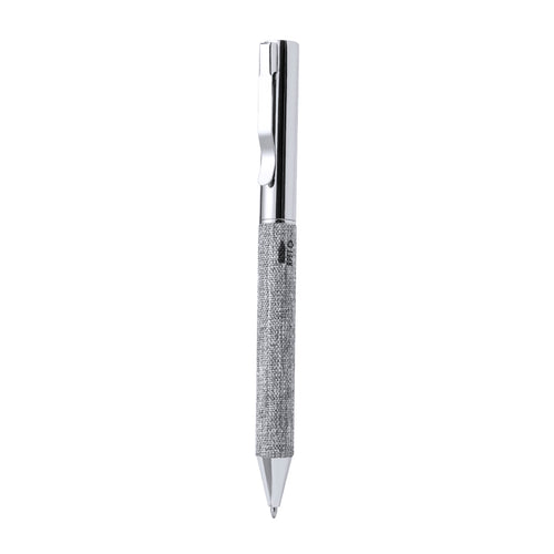 Stylo à bille en métal chromé et avec un corps recouvert de polyester RPET, fabriqué à partir de plastique recyclé pour encourager la réutilisation des déchets plastiques et contribuer à la durabilité de la planète...
