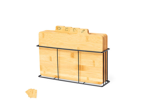 Ensemble de planches de coupe en bambou, chacune facilement identifiable par des dessins sculptés spécifiquement pour le poisson, la viande blanche, la viande rouge et les légumes - Sendak Personnalise