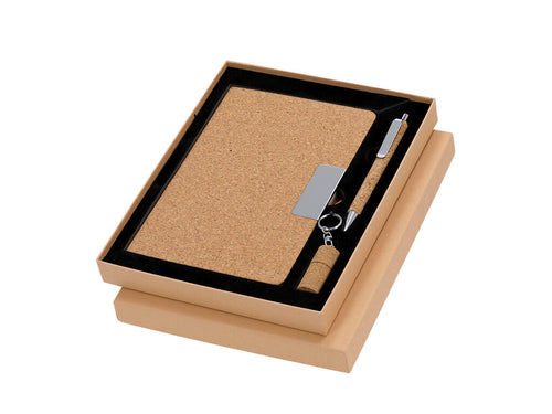 Bloc-notes et stylo à bille en liège, comprenant : Bloc-notes à couverture rigide, avec détails métalliques sur la couverture, marque-page en tissu et bande élastique assortie - Patrick Personnalise