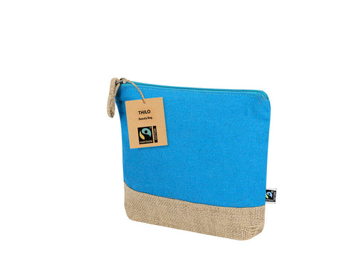 Trousse fabriquée en combinaison de coton et de jute laminé avec certification Fairtrade (Commerce Équitable), un système commercial solidaire et alternatif au conventionnel qui vise le développement des peuples et...